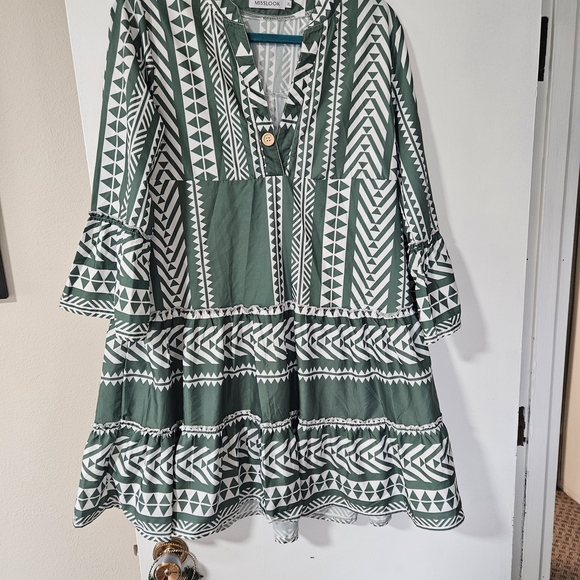 MISSLOOK Dresses & Skirts - MISSLOOK Green and White Geometric Dress